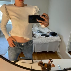 Zaratopp - Supergullig volangtröja från Zara. Använd Max 2 gånger. Köpt i somras för 300kr. Säljer för 200kr + 24kr frakt❤️