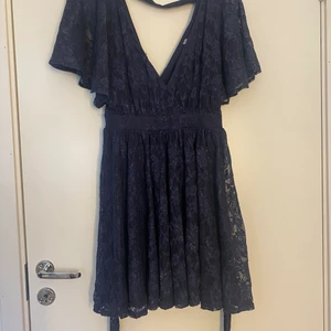 Mörk blå klänning  - Kort klänning, passar för bal och används en gång 