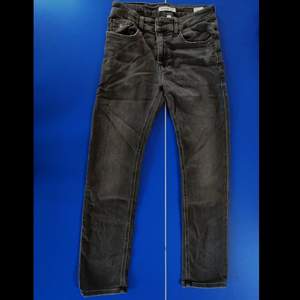 Calvin Klein svarta jeans inköpta för ett år sen för ungefär 700kr. Knappt använda och i bra skick. Mycket fin och rak passform. 