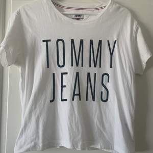 Vit T-shirt från Tommy hilfiger. Storlek xs 