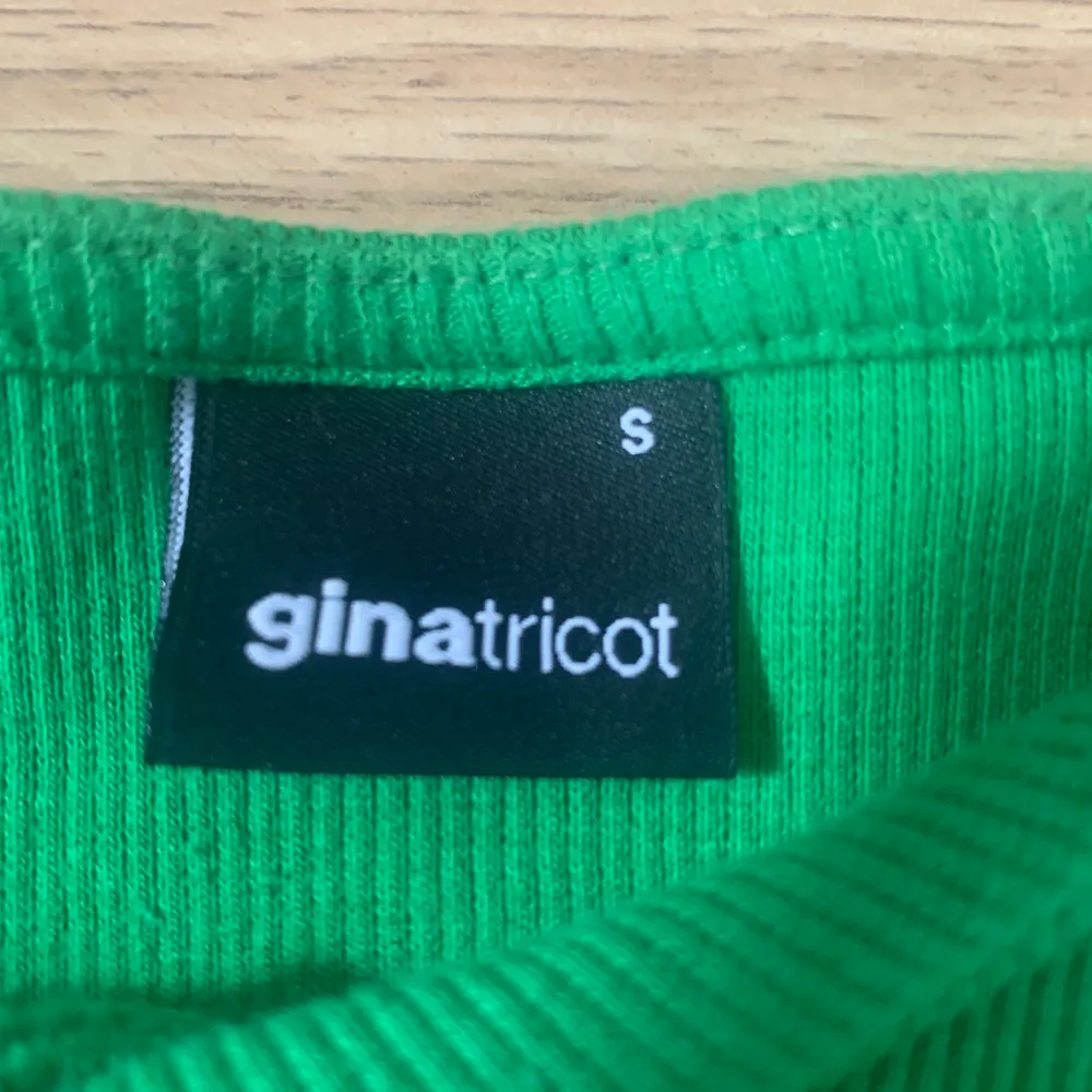 Supersnygg grön tröja från ginatricot. Sparsamt använd. Gratis frakt💗. Toppar.