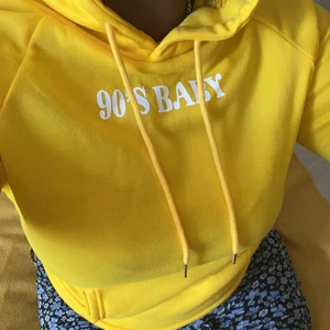 En gul fin Hoodie  - Här har vi en fin skrik gul hoodie , har aldirg använt de förutom en gång 