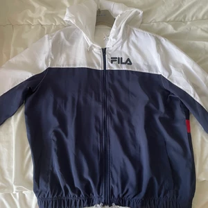 Fila Windbreaker - Använd 1-2 gånger, äkta. Fint material, passar med allt. 