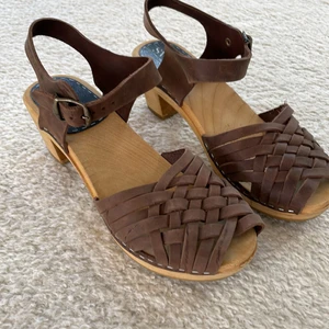  sandaler i läder - Snygga sandaler i läder, strl 39, använda 1 gång