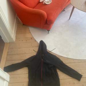 Jag säljer min hugo boss hoodie som är svart med röda detaljer, den är i bra skick och har aldrig använt den, 