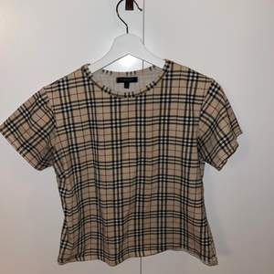 Säljer nu min t-shirt från Burberry. Köpt från 90s baby vintage men aldrig använd av mig. Jätteskönt material men skulle säga att den är liten i storlek då den passar mig som i vanliga fall har S-M. Har tyvärr inget fysiskt kvitto men kan absolut vidarebefodra kvittot jag fick när jag köpte tröjan, om detta önskas! För fler bilder är det bara att skicka ett meddelande😊