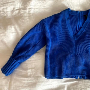 Blå tröja  - Superfin blå zip tröja, som passar lika bra till ett par jeans som en långkjol. 💙