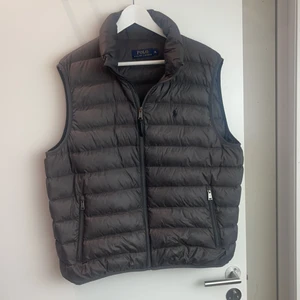 Ralph Lauren Väst | XL - Ralph Lauren väst inköpt i Partille på Pondus. Schyst väst utan några defekter. Nypris 2500kr 