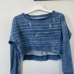 Diesel sweatshirt  - Cropad blå sweatshirt från Diesel! Väldigt fint skick! 