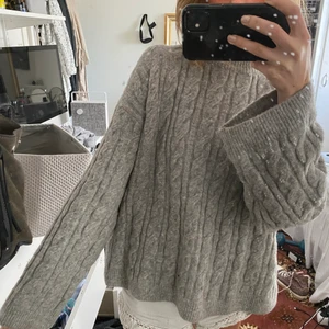 Stickad tröja  - Jättefin kabelstickad tröja med vida ärmar från hm, superfint skick säljer då jag aldrig använt den❤️ storlek xs 