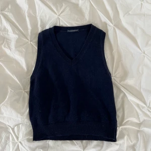 Stickad väst från Brandy Melville  - Stickad väst från Brandy Melville i fint skick! Väldigt skön och perfekt till våren🌸 !!!KOLLA MIN BIO INNAN NI SKRIVER T MIG!!!