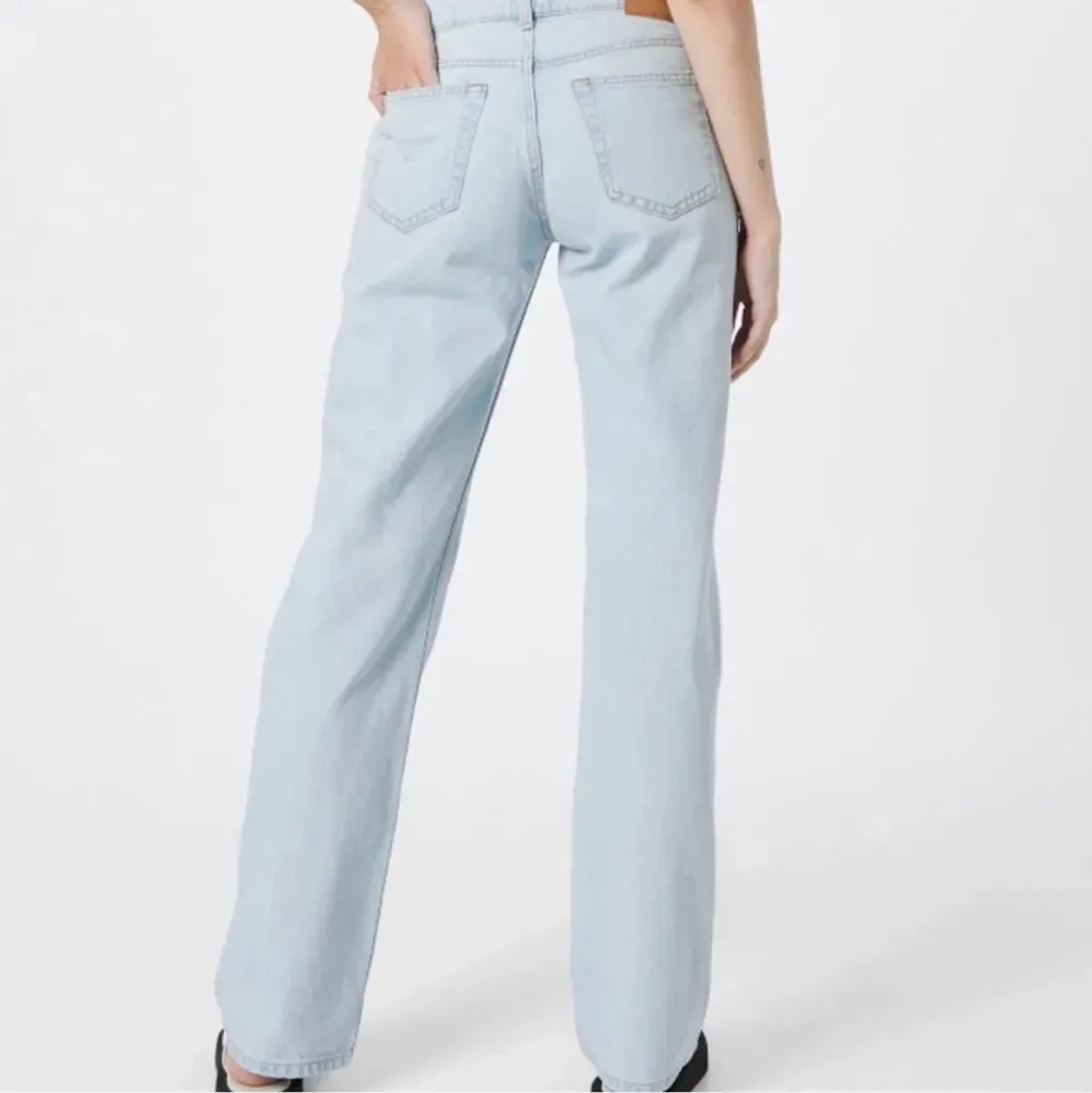 Säljare dessa byxor från Weekday i storleken 28/32☺️ för mer bilder eller andra frågor kan ni skriva privat💕. Jeans & Byxor.