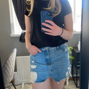 Jeans kjol - Blå jeanskjol med slitningar och slits från Zara. Storlek M. Säljer för 75kr +frakt 🤪🥰