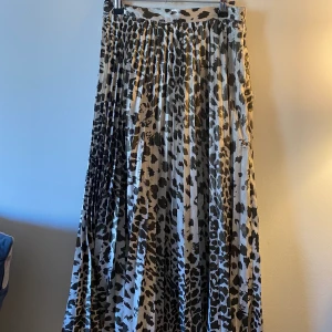 Hm kjol  - Fin sommarkjol som säljs då den inte kommer till användning längre