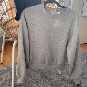 sweatshirt  - Ginatricots vanliga sweatshirt. Säljer för att jag tycker den är för liten. Lite nopprig där av billigare.