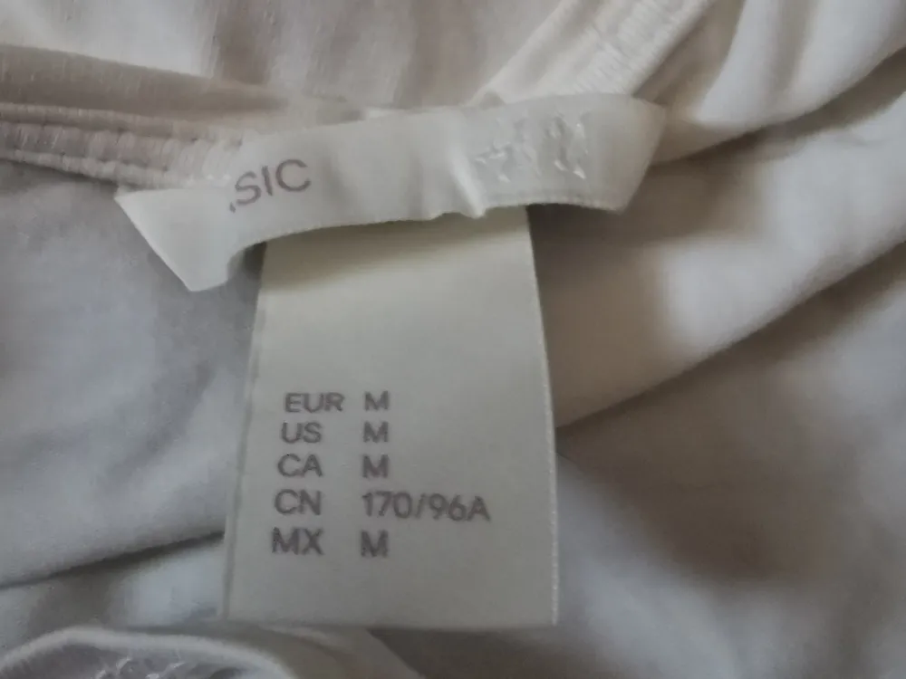 Säljer detta linne från H&M då jag aldrig använder den längre. Har knappt använt den tidigare. ☁️ Originalpris: 99kr? ☁️ Kan mötas upp i Stockholm, men kan absolut också skicka paket! ✨ Köpare står för frakt! (Läs bio för mer info) . Toppar.