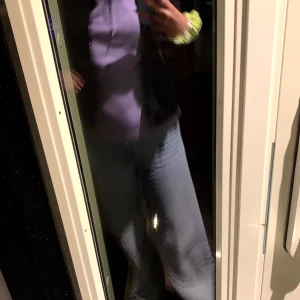 Lila hoodie från Monki - Säljer en lila hoodie från Monki med anledningen att den helt enkelt inte kommer till användning längre! Den är i superfint skick och i jättebra material! Storlek Xxs men jag skulle säga att den passar mellan Xxs-m iochmed att den är oversized💘Nypris 400kr, den har en liten fläck som jag har fotat! Syns mest med blixt, priset kan diskuteras❤️ kom privat vid frågor och funderingar 