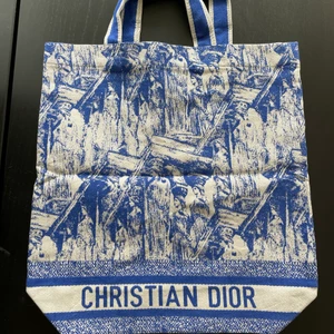 Christian Dior Cruise 2022 tygväska  - Köpt från Miinto Vintage. Den ser inte använd ut, inga slitage eller täcken på användning. Jag har inte använt den sedan jag köpte den. Väskan är äkta. 