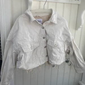 Zara jacka - Är en cropped jeansjacka som är lite overseized i armarna. Är i bra skick❤️