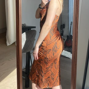 Midiklänning från Fashionnova - Oanvänd pga gillar ej hur den sitter löst på kroppen. Perfekt för en sommarpicknick!