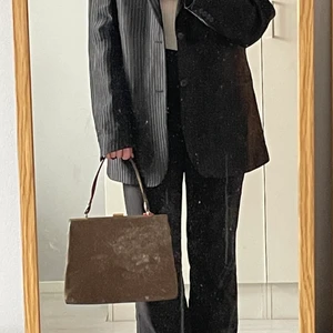 Vintage väska - Jättefin väska, köpt vintage. Brun skinnimitation, lite portföljkänsla. Aldrig använd!