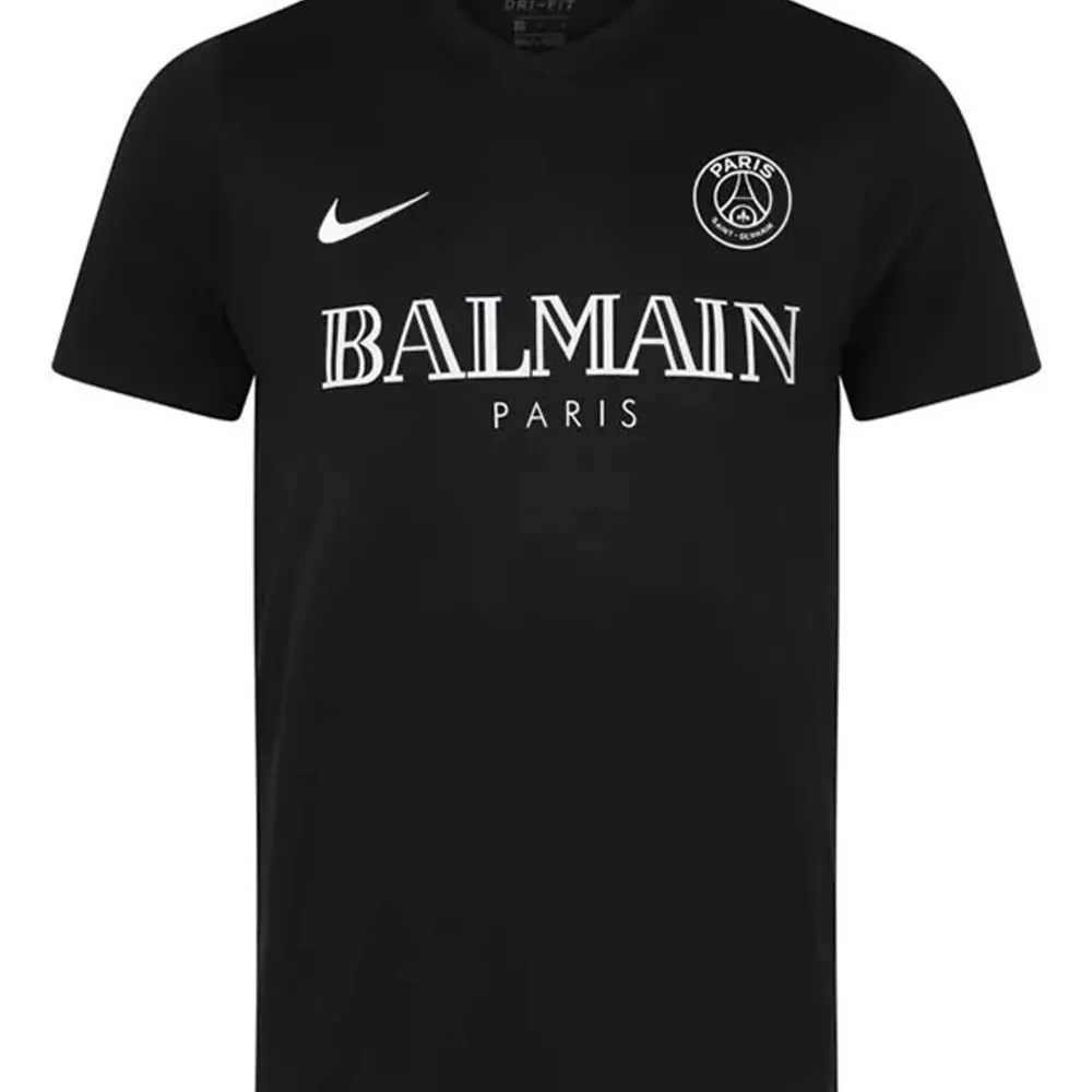 Hej, alla möjliga fotbolls t shirt finns inne att beställa. Tillgängliga storlekar är S-XL, vid frågor kring ett ställ är det bara att höra av sig!! OBSERVERA att det inte är bara dessa t shirts på bildens som finns det är bara exempel!. T-shirts.