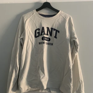 Två olika sweatshirts gant  - Vit och grön sweatshirt gant båda storlek S/M