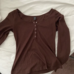 Elena gilbert - EJ SÅLD Brun Elena Gilbert tröja/ twilight as snygg men används ej, skriv för mer bilder. Säljer massa mer tröjor, klänningar etc på min sida så in och kika 😍