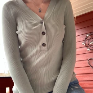 Ribbad topp - Ribbad topp i en fin mintgröna färg med knappar framtill💚