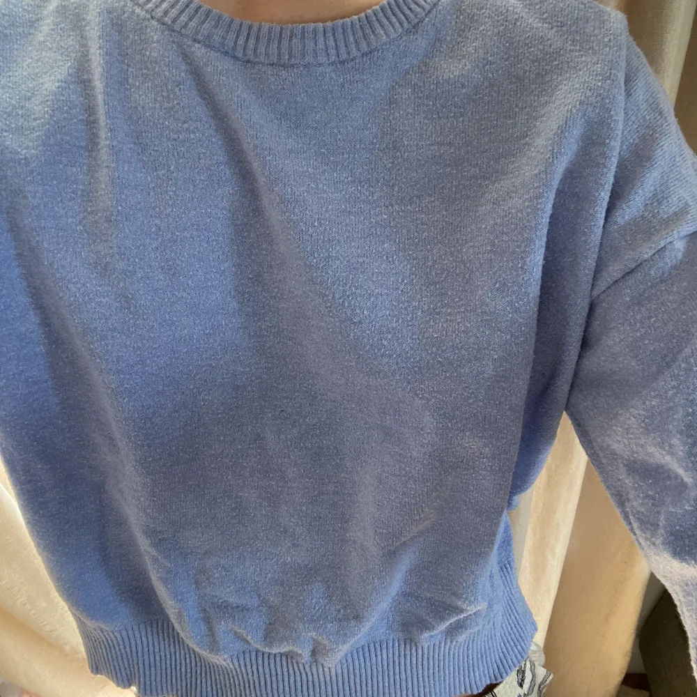 Ljusblå tunt stickad tröja, använd men bra skick, lite nopprig (syns mer på bild än irl), storlek L men väldigt liten i strl så skulle säga en S, frakt inkluderat . Tröjor & Koftor.