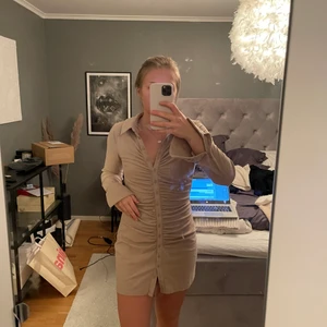 Klänning fem bikbok - Jättefin och skön klänning från bikbok! Säljer då den inte kommit till så mycket användning! Frakt tillkommer i priset! 