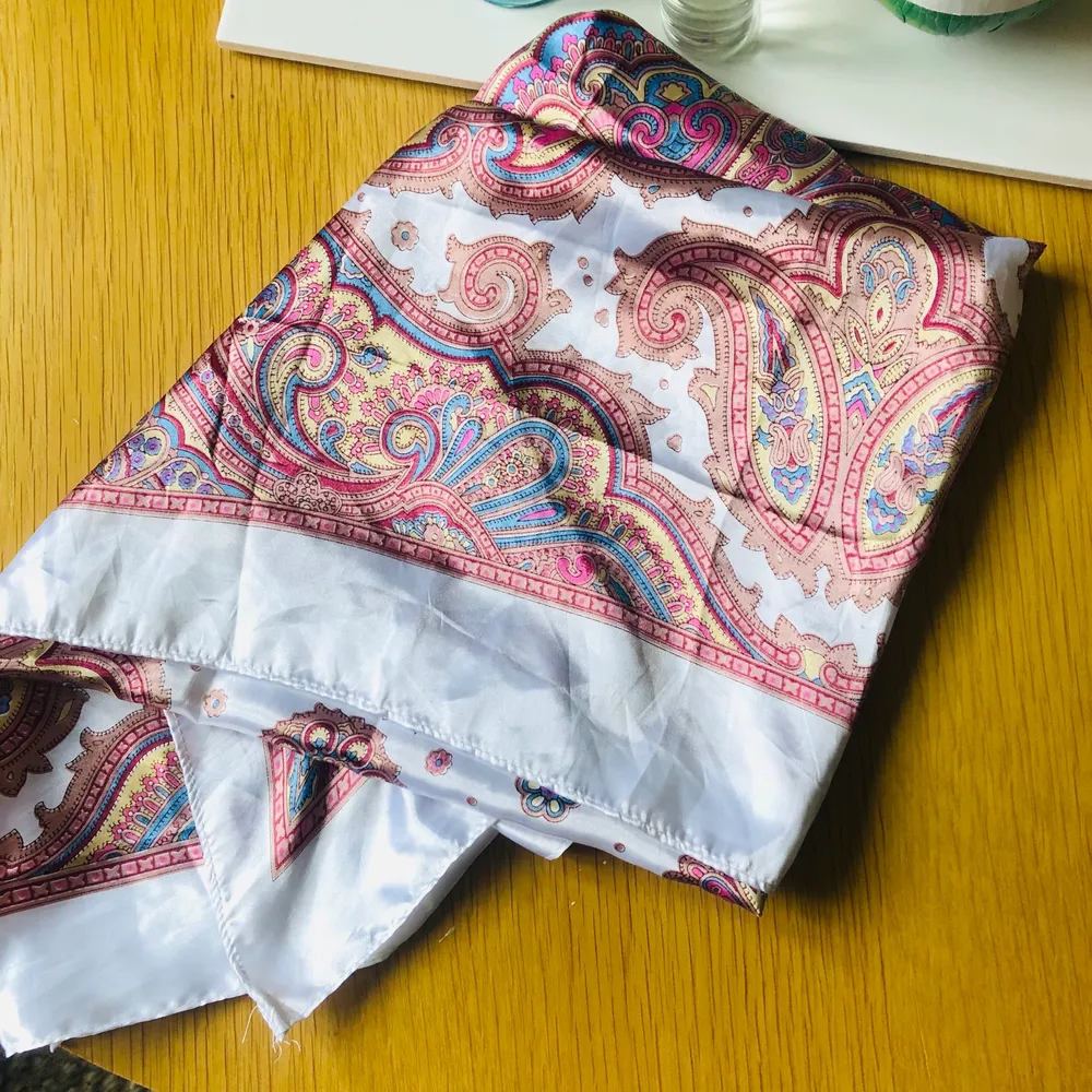 Stor sjal i vackert mandala mönster med otroliga färger.. Accessoarer.
