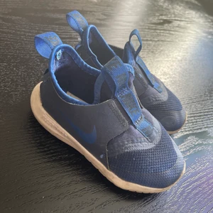 Nike  - Barn skor 25 i storlek 