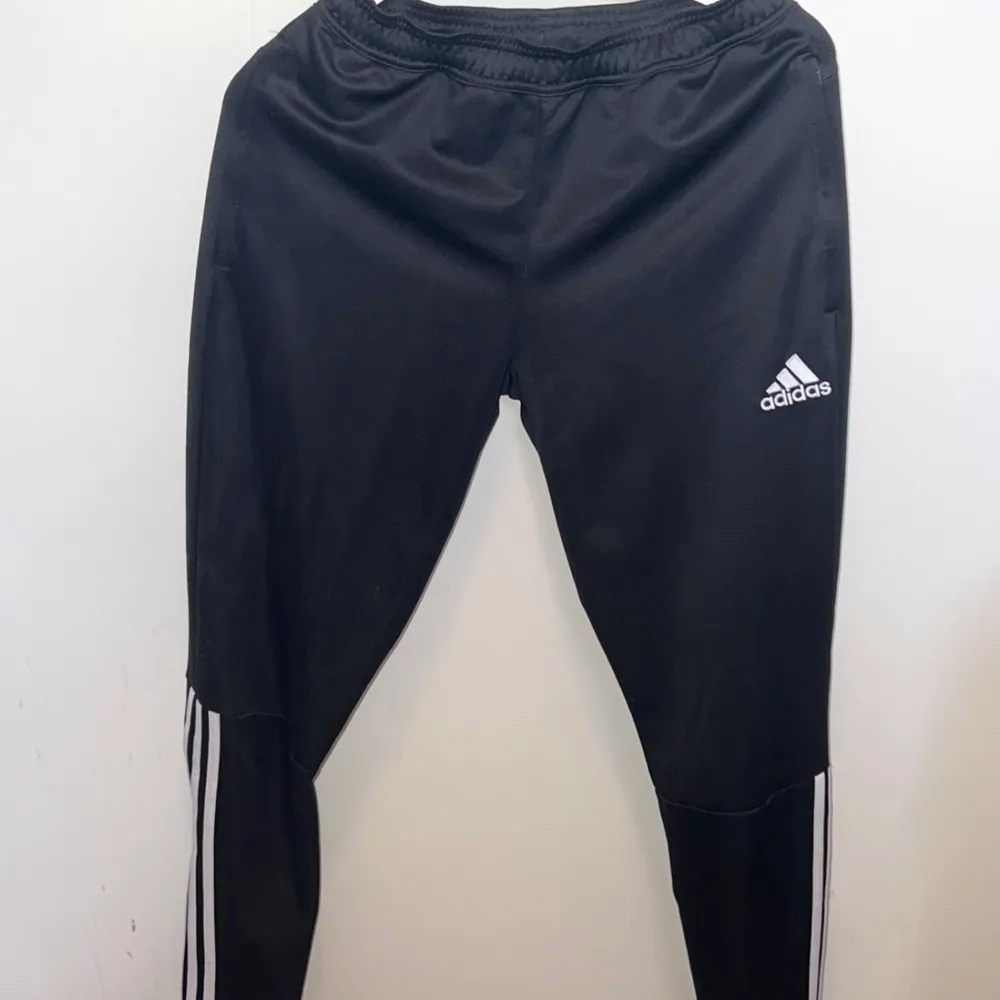 Svarta vanliga Adidas byxor i S/M. Har lufthål bakom knäna och går utmärkt att träna i, skönt matreal (passar både S och M)✨. Jeans & Byxor.