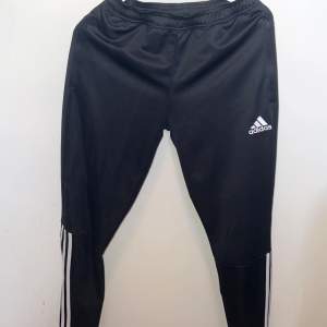 Svarta vanliga Adidas byxor i S/M. Har lufthål bakom knäna och går utmärkt att träna i, skönt matreal (passar både S och M)✨
