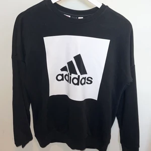 Adidas sweatshirt i storlek S/M - Fin adidas sweatshirt i storlek S/M. Svart med vitt tryck (Äkta)✨