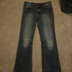 Säljer mina sjukt snygga lågmidjade jeans med coola detaljer på fickorna, dem sitter jätte fint och har en jätte fin tvätt! Innerbenslängden: 74cm midjemåttet: 41cm har några små små fläckar på benet som knappt syns