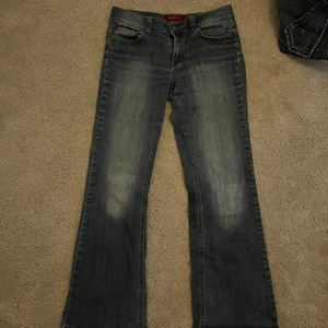 Lågmidjade jeans - Säljer mina sjukt snygga lågmidjade jeans med coola detaljer på fickorna, dem sitter jätte fint och har en jätte fin tvätt! Innerbenslängden: 74cm midjemåttet: 41cm har några små små fläckar på benet som knappt syns