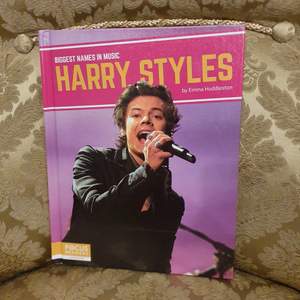 Häftad bok om Harry Styles. Köptes på adlibris för 120 kr. Boken är på Engelska och har 32 sidor. Skriv gärna om du vill se fler bilder eller har andra frågor! Pris går att diskuteras! 