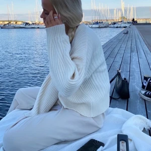 Linnebyxor ish - Säljer dessa byxor som ser ut som linnebyxor ish fast att de inte är genomskinliga, äääälskar dom men de passar inte längre så måste därav tyvärr sälja🤍 båda bilderna är mina men kan även skicka fler om det önskas!