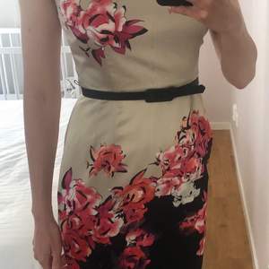 Elegant floral dress in excellent condition