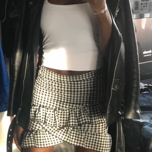 Kjol till sommar - Knappt använd kjol, snygg men använder aldrig. Kommer med ett band som man kan ta bort eller ha kvar. Köpt på Nelly för några år sen