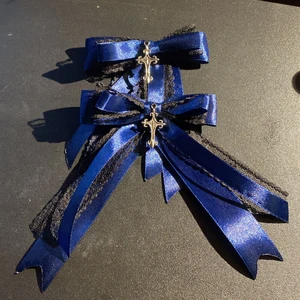 Hårrosetter- handmade  - Söta rosetter med en liten ”gothic” touch. Inspirerade av Moi Meme Moitie 