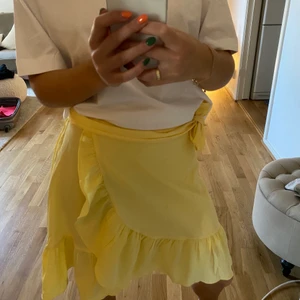 Gul omlottkjol - En superskön och luftig gul kjol💛 man knyter den omlott! 