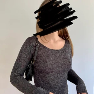 Stickad topp - Bra skick, köpt secondhand men aldrig använts av mig, möts på söder eller så står köparen för frakten💕