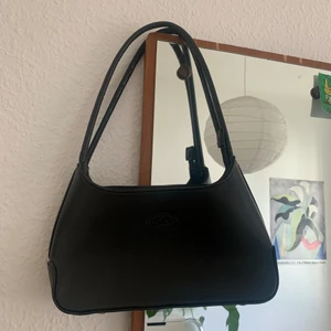 Handväska svart - Handväska med många små fack. Säljer pga aldrig kommit till användning🌸