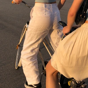 Vita linnebyxor  - Lägger nu ut mina linnebyxor igen då jag förra gången ändrade mig. Dessa är jättefina och passar perfekt nu i sommar, tyvärr så har dem blivit försmå för mig. Använda förra sommaren men i väldigt fint skick!! Skriv för fler frågor eller bilder!! 🤍🤍