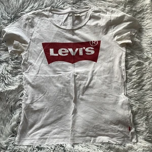 Vit Levis t-shirt stl S - Använd några gånger, bra skick.