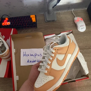 Dunk low harvest moon - Dunk low harvest moon, perfekta till sommaren, helt nya i kartongerna, storlekar 36,5/38 finns, pris 1900 styck + 66 frakt