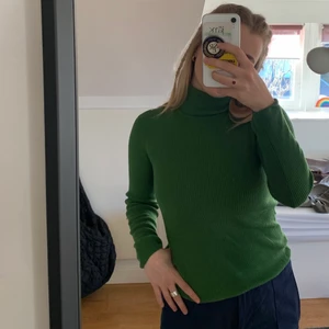 grön polotröja - grön polotröja i storlek M. Köpt second hand men inga defekter o knappt använd av mig. Sitter fint och skönt material, står inte vart den är ifrån bara vilken storlek. sista bilden visar bäst färgen